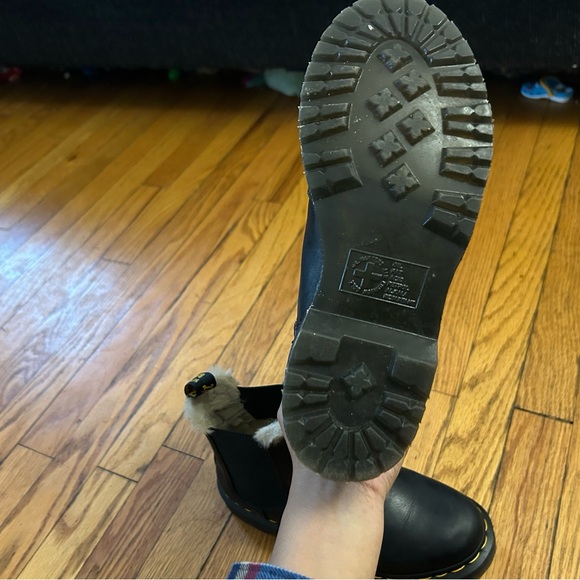 Dr.Marten’s 2976 Women’s faux fur lined Chelsea Boots - Picture 7 of 9